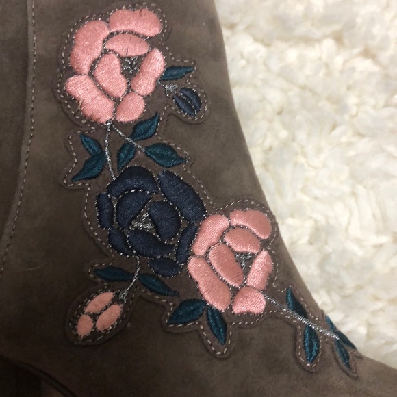Steve Madden Leather Suede Embroidered Ankle Block Short Heel Ankle Bootie Boots - Picture 5 of 11